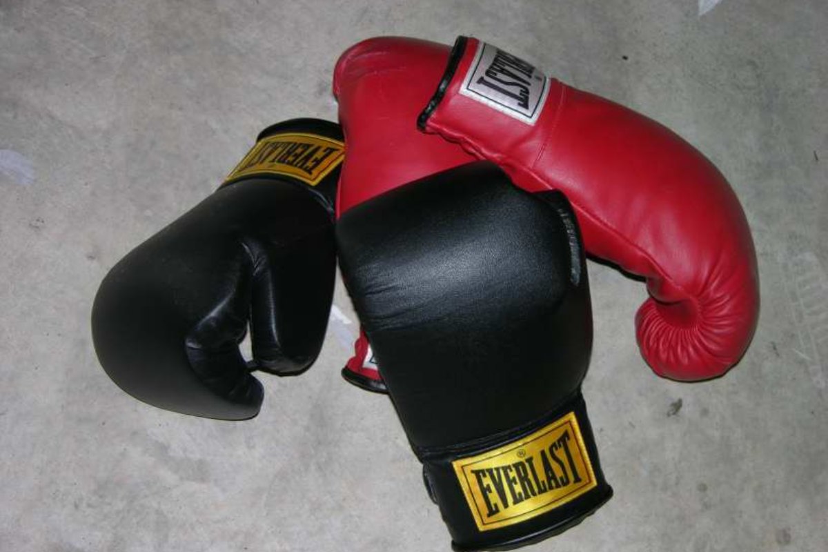 Gants de boxe, symbole de la réunion PBC de Las Vegas diffusée sur DAZN